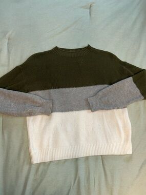 Women’s Colorblock Crewneck Sweater in Olive, Gray & Cream